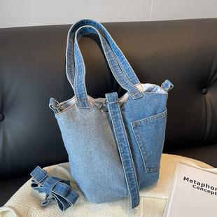 韩版 小众设计新款 拼色口袋单肩斜挎牛仔布包百搭随性菜篮子水桶包
