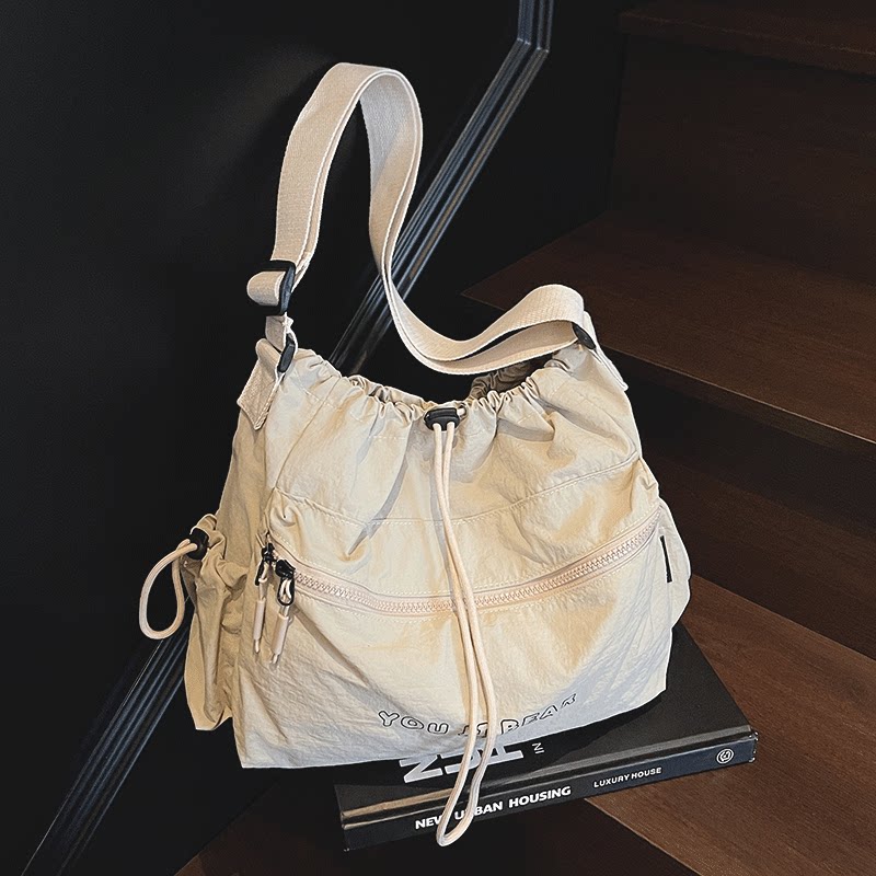 大容量休闲手提帆布包女轻便抽绳水桶包旅行袋简约通勤单肩斜挎包