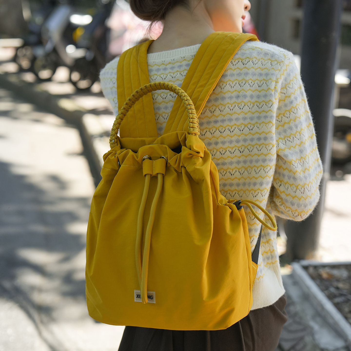 户外轻便双肩包女2025新款大容量运动风轻便旅行包背包学生书包女