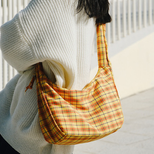 日系复古褶皱格子月亮包ins时尚帆布包斜挎饺子包小众腋下单肩包