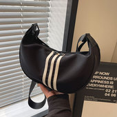 简约帆布斜挎包女2025新款 轻便休闲旅行包收纳百搭运动尼龙饺子包