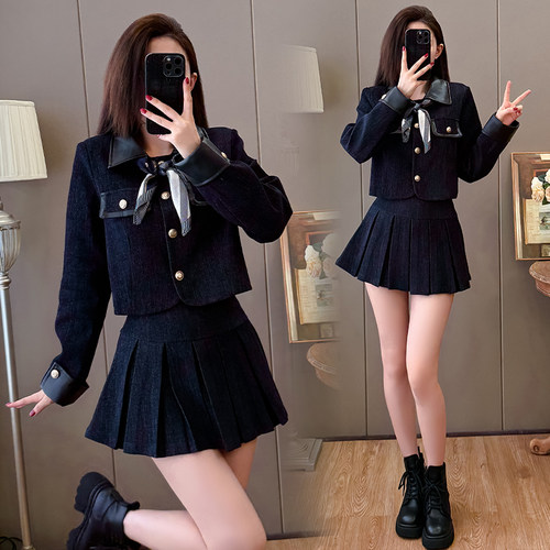 实拍学院风设计感拼接皮减龄外套+百褶短裙套装配丝巾