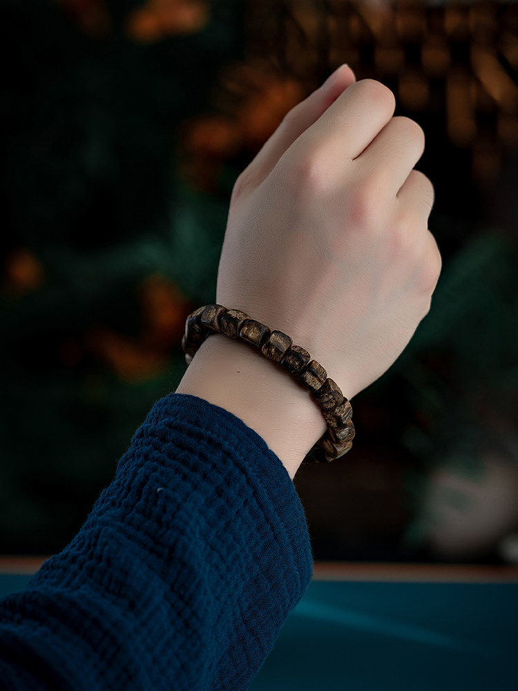 하이난 잉거 녹색 QINNAN AGARWOOD 팔찌 설탕 큐브 오래된 재료 체스 NAN 향기로운 나무 사각형 모양의 양동이 구슬 팔찌 남성과 여성을위한
