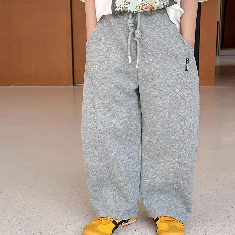 2026春款中大童洋气宽松休闲卫裤男女童拼接贴标弯刀裤运动裤长裤