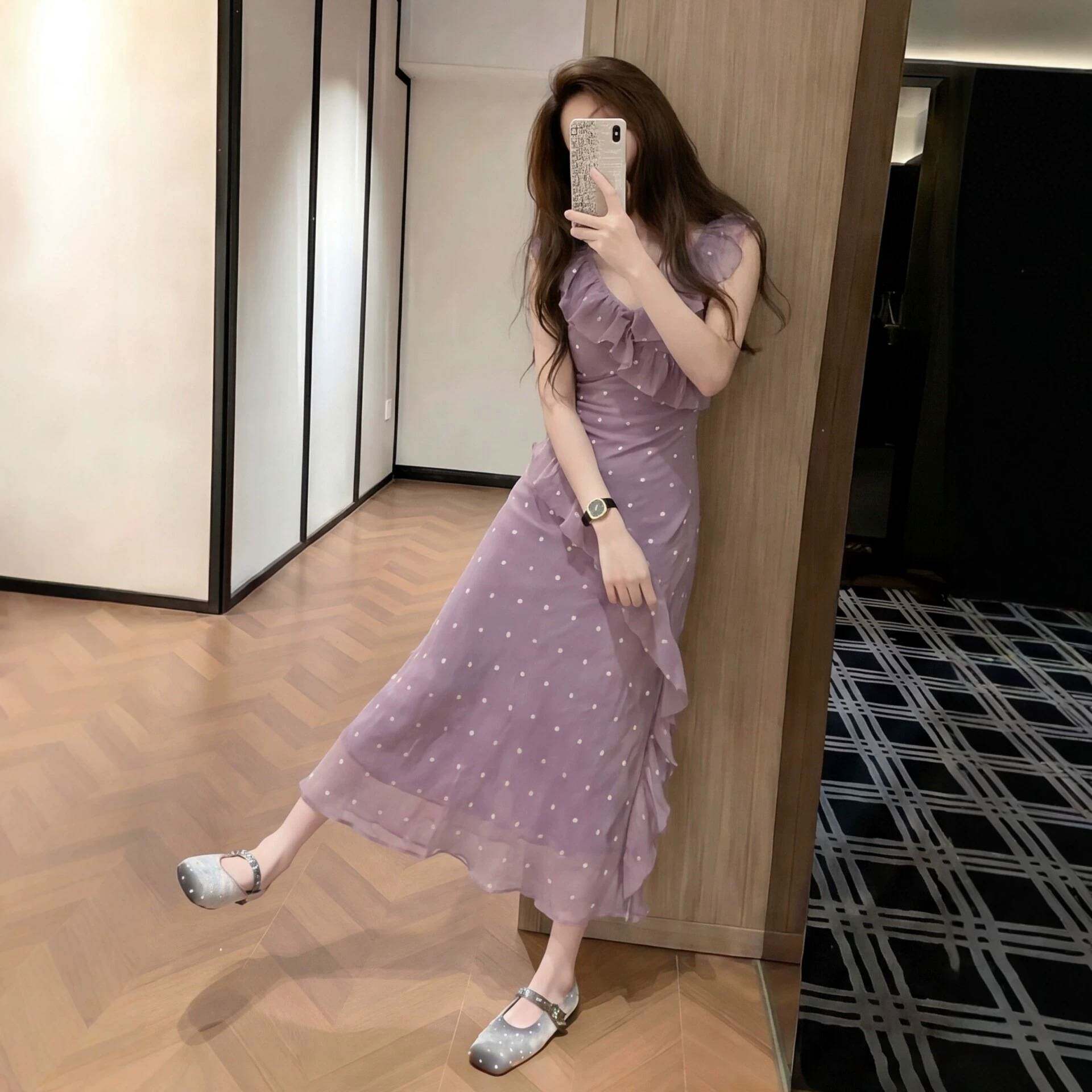 紫色V领荷叶边碎花连衣裙女2025夏新款气质度假印花仙女吊带长裙