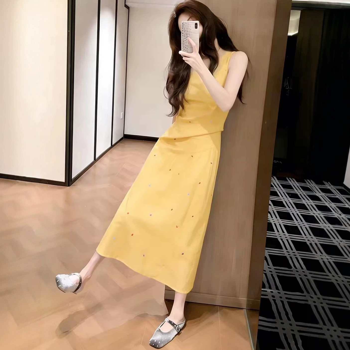 法式黄色爱心刺绣无袖连衣裙女2026春季新款小个子多巴胺背心裙子