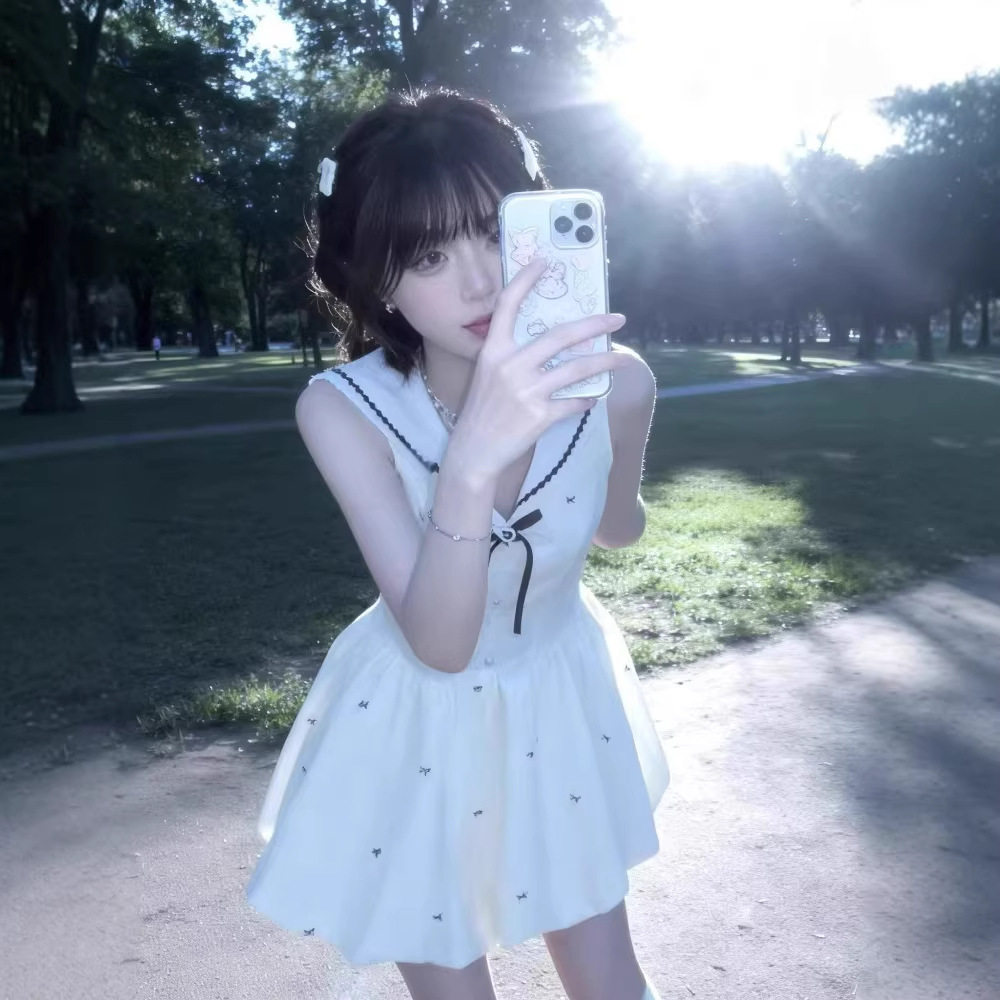撞色海军领白色无袖连衣裙女2026夏季收腰miu系甜美风花苞短裙子