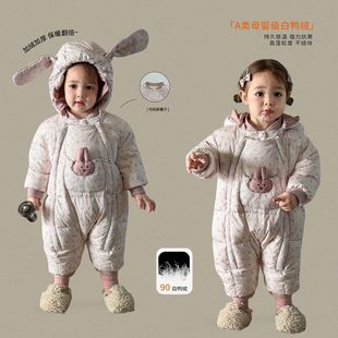 婴儿羽绒连体衣女宝宝冬装加厚保暖白鸭绒带帽爬服外出双拉链抱衣