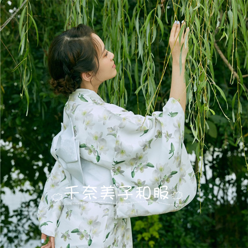 白色百合花日本改良和服女