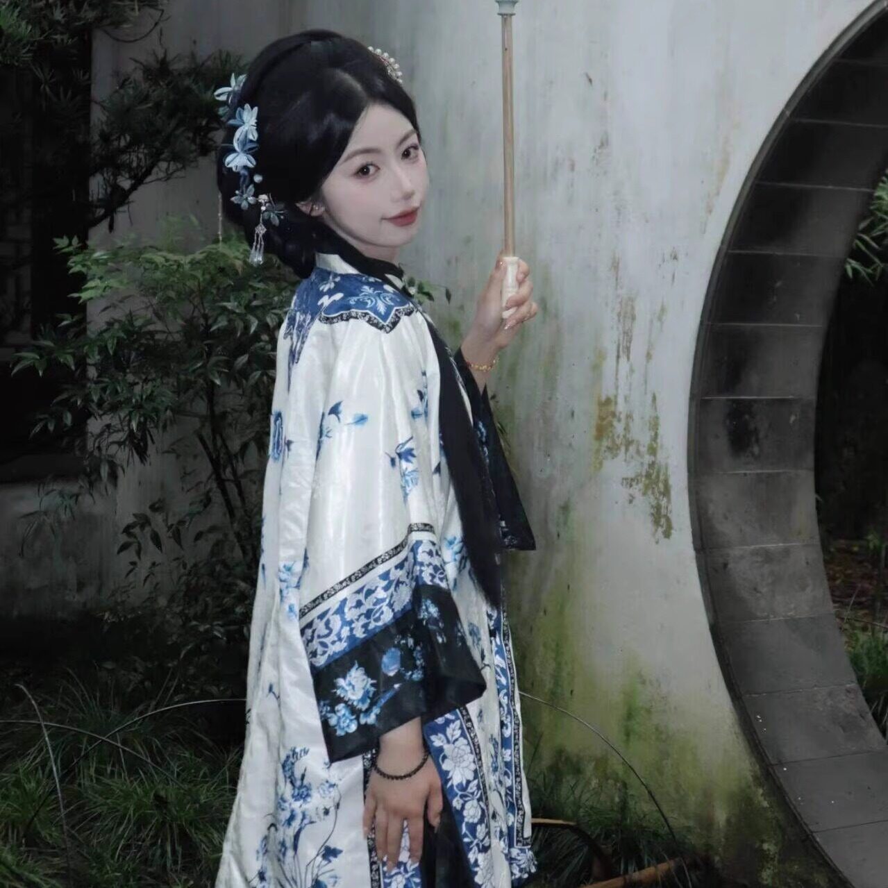 青花瓷汉女印花对襟格格套装写真