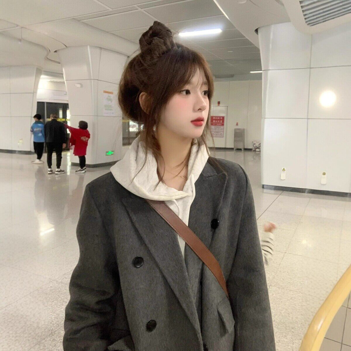 毛呢外套女小个子2025新款冬季加厚高级感赫本风正肩冬装呢子大衣