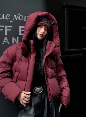 红色时尚设计短款面包羽绒服冬季新款连帽防风保暖休闲外套百搭女