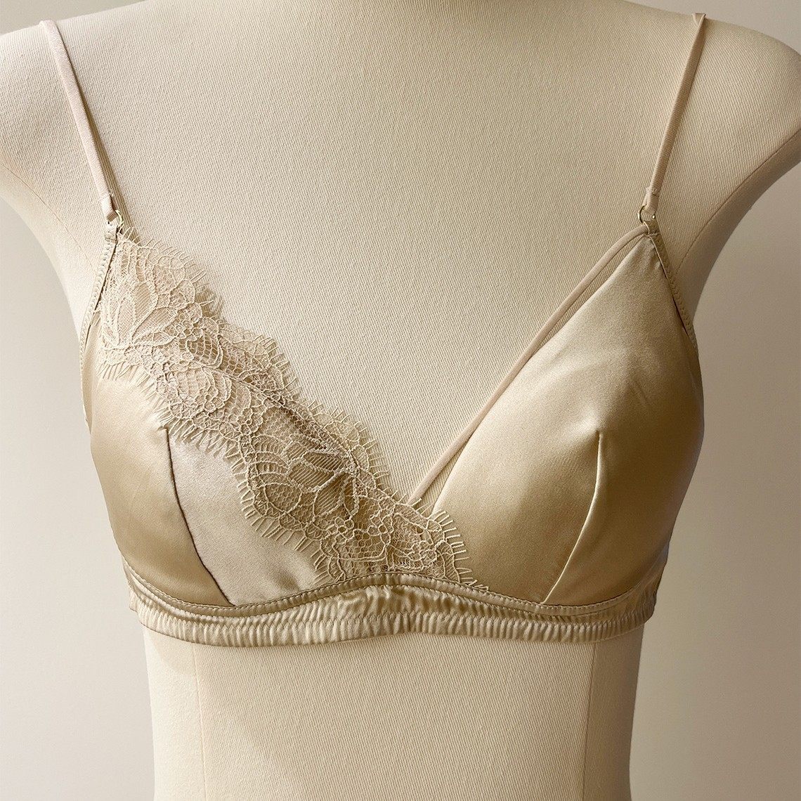 细肩带蕾丝不对称潮流新品绸缎面料光滑三角杯薄杯法式文胸内衣女