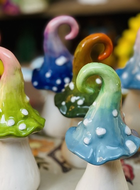 瓷蓓高温釉下彩绘陶瓷手工童话魔法蘑菇野生外贸乡村田园造景摆件