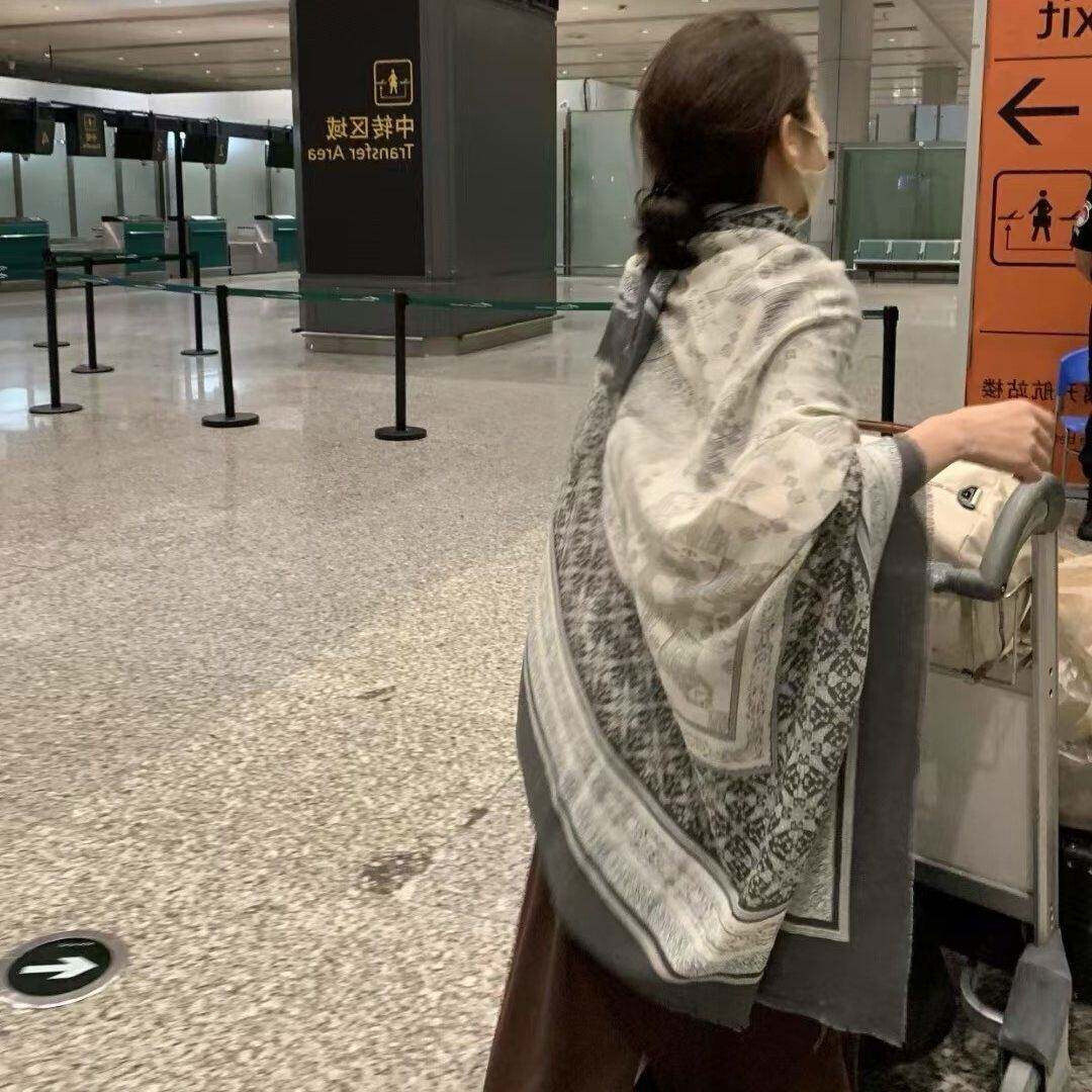 复古民族风灰色方巾披肩外搭女2026新款云南旅游薄款空调房围巾