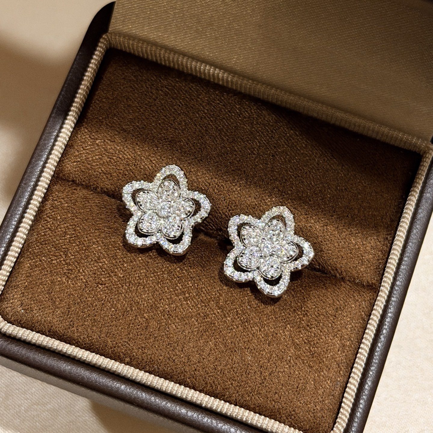 新款镂空满钻山茶花耳钉S925银镀白金不过敏不掉色气质优雅耳环,饰品/流行首饰/时尚饰品新,银饰耳饰,淘宝优惠券,粉丝福利购,淘宝优惠卷