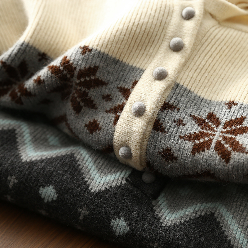 淘么淘 气质大簰感 撞色费尔岛提花半门襟纽扣连帽抽绳针织衫毛衣