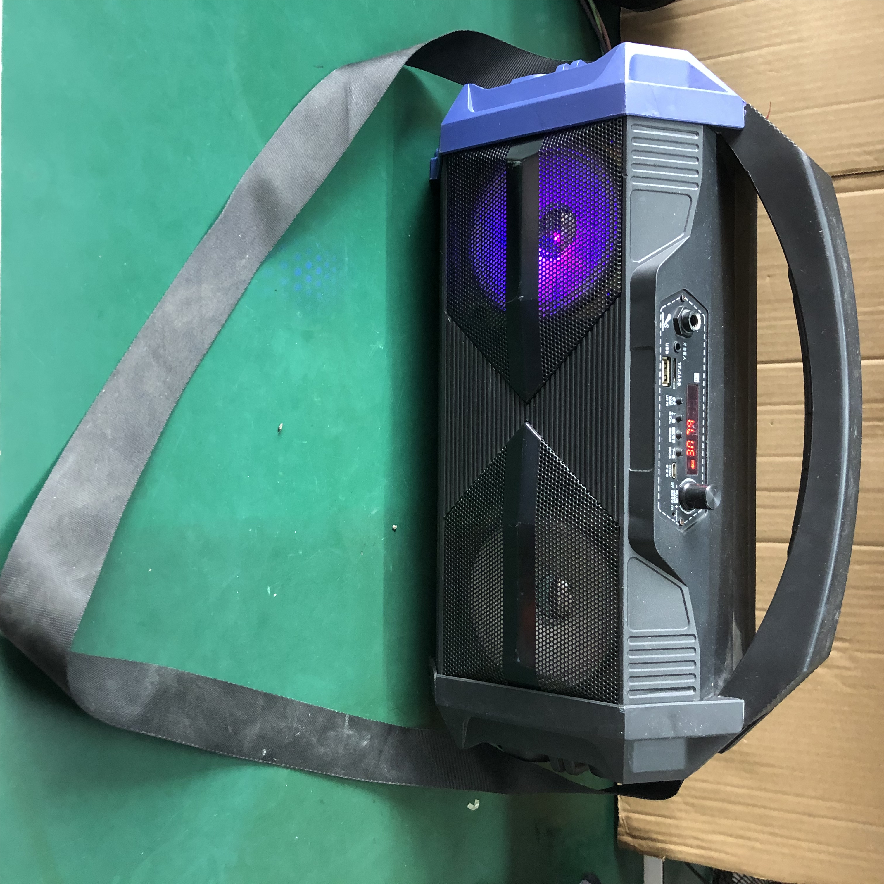 蓝牙音箱功能正常有瑕疵脏污划痕介意勿拍。可以收听广播
