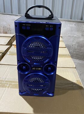很大的蓝牙音箱。木箱。