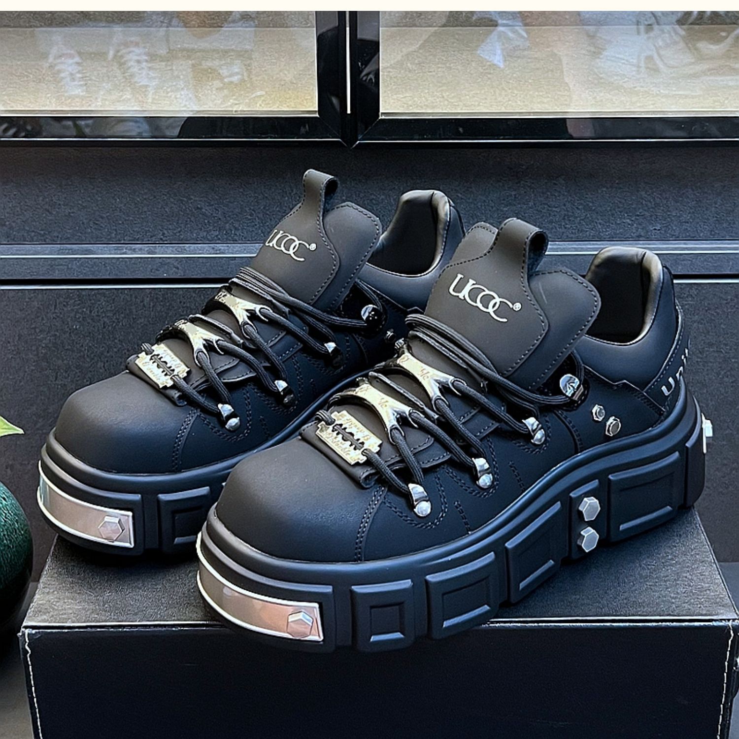 青少年板鞋男2025新款低帮铆钉复古小众设计休闲朋克风运动小白鞋