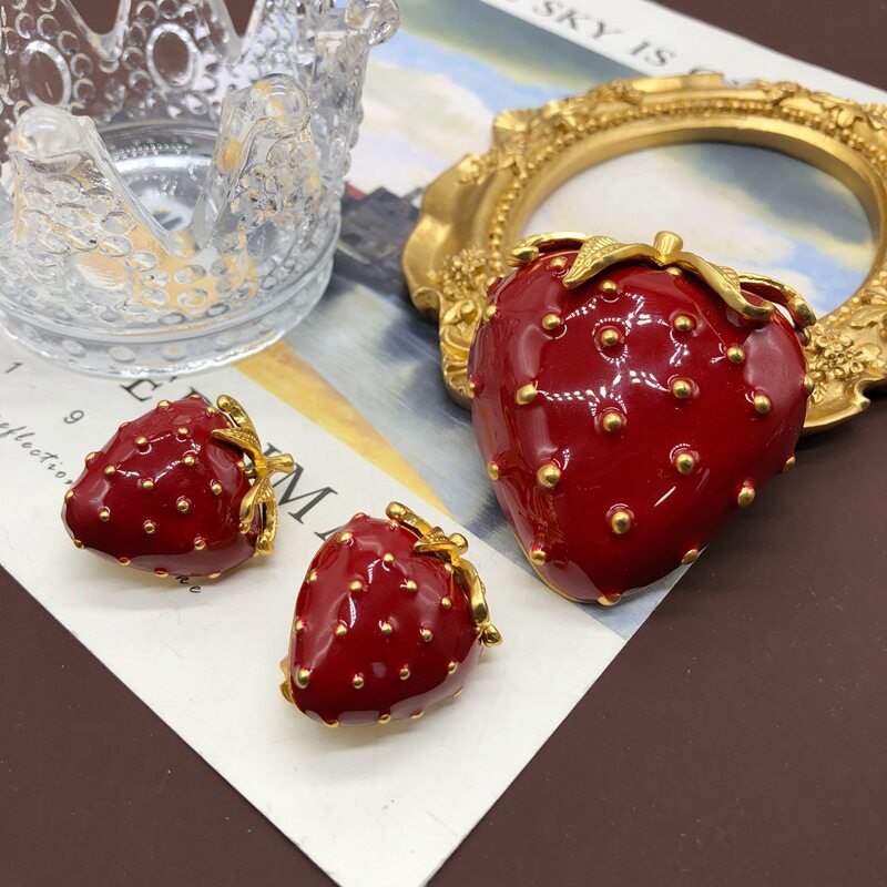 中古可爱耳饰珐琅釉粉红色草莓耳环无耳洞耳夹胸针小众胸花配饰品