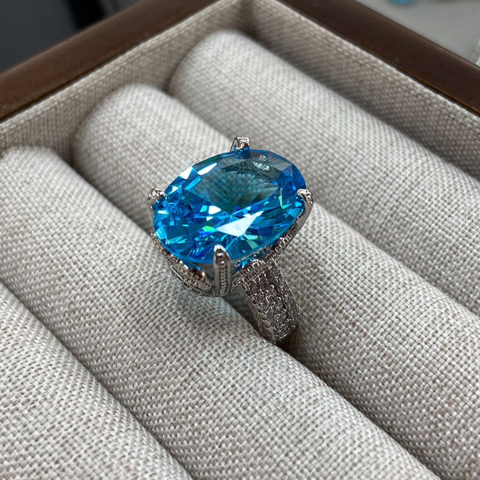 轻奢蓝宝石水滴鸽子蛋开口戒指