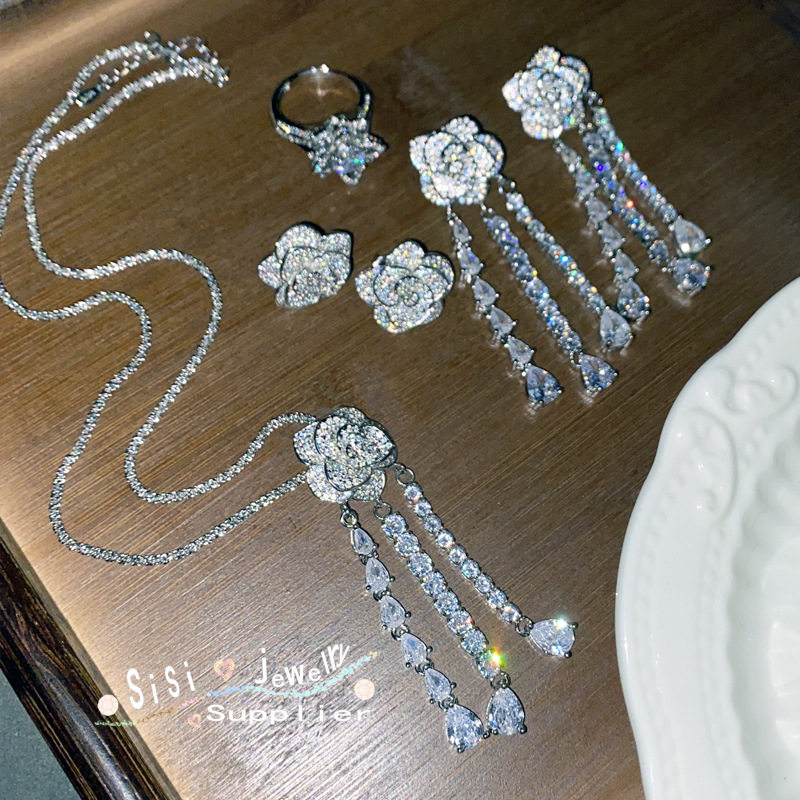 Sisi重工璀璨流光花朵宝石套装 镀18K金八心八箭蝴蝶结锆石戒指女