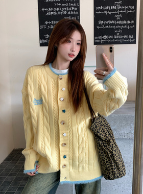 莓素温柔慵懒风奶黄色麻花针织开衫女花朵纽扣学院风宽松毛衣外套