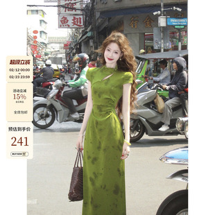 吃绿色菜【碧叠-葡夏】新中式显白绿色蝴蝶缎面旗袍女两色连衣裙