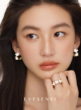 EVESENSE高级白色珐琅四瓣花耳圈