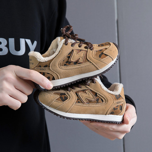 儿童豹纹运动鞋2025新款冬季加绒女童二棉鞋防滑男童鞋N字阿甘鞋