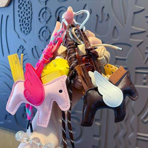 创意diy皮革小飞马手绳钥匙扣挂饰女情侣miu系包包挂件汽车钥匙链