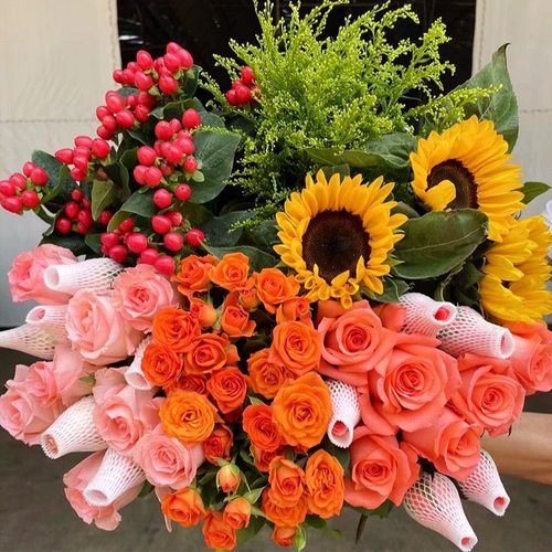 玫瑰四件套鲜花组合向日葵康乃馨百合送人节日插花水养昆明直发批