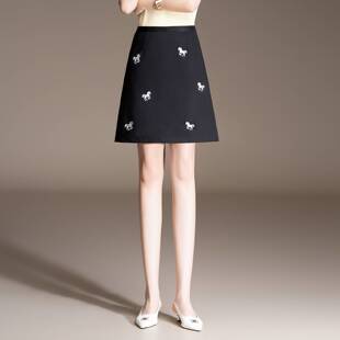 专柜品牌刺绣小个子黑色a字短裙女2026年春季新款百搭时尚显瘦遮