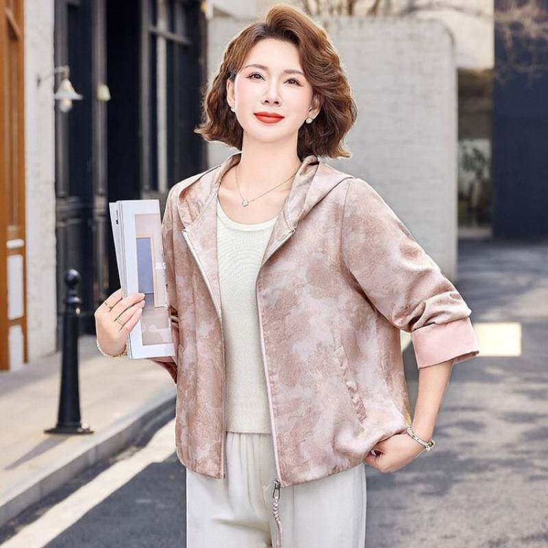 专柜品牌今年流行的妈妈春装薄款风衣外套时尚新款中老年女装花色