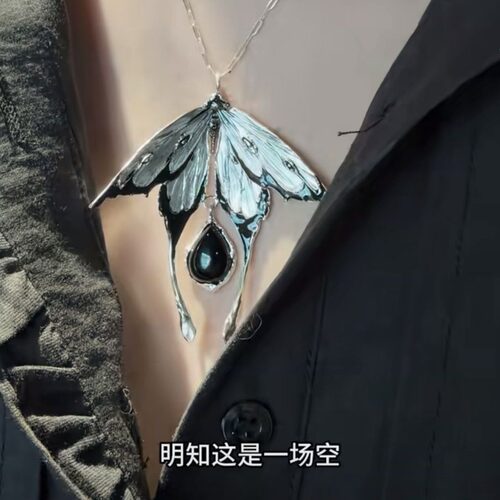 暗黑小众飞蛾塑项链高级感清冷蝴蝶吊坠复古轻奢独特气质锁骨链