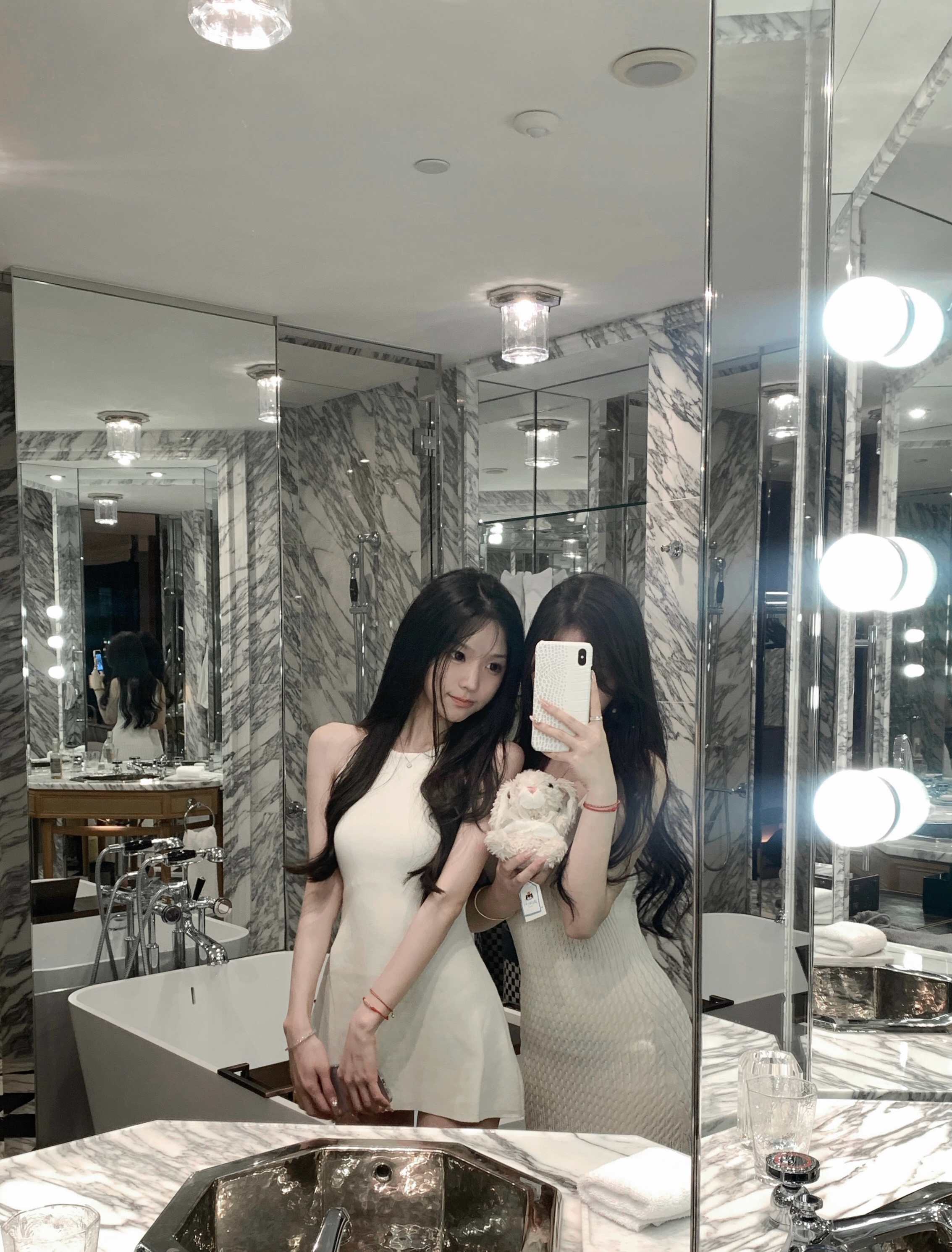 Yumeo钰 乖乖系～自留款！这件真的很绝针织挂脖纯欲紧身上衣