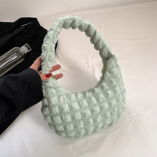 云朵包女2025新款秋冬大容量泡芙托特包褶皱休闲轻便斜挎羽绒包潮