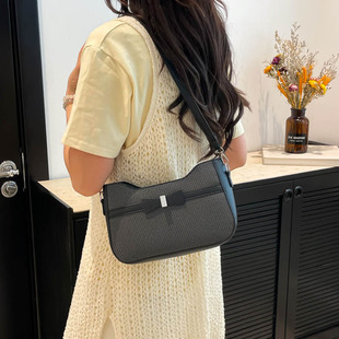 今年流行爆款包包女式2026新款超火流行腋下法棍包百搭单肩斜挎包