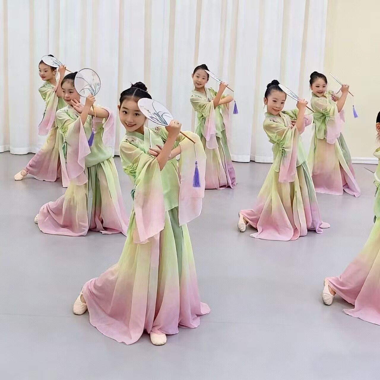 儿童古典舞蹈演出服念琵琶俏扇妆钿扇语春风立春古风城外小月亮