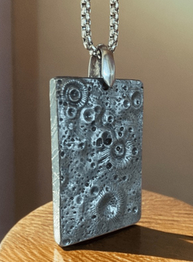 新疆阿勒泰铁陨石护身牌  仿月球表面 重44克尺寸：长42宽28厚5