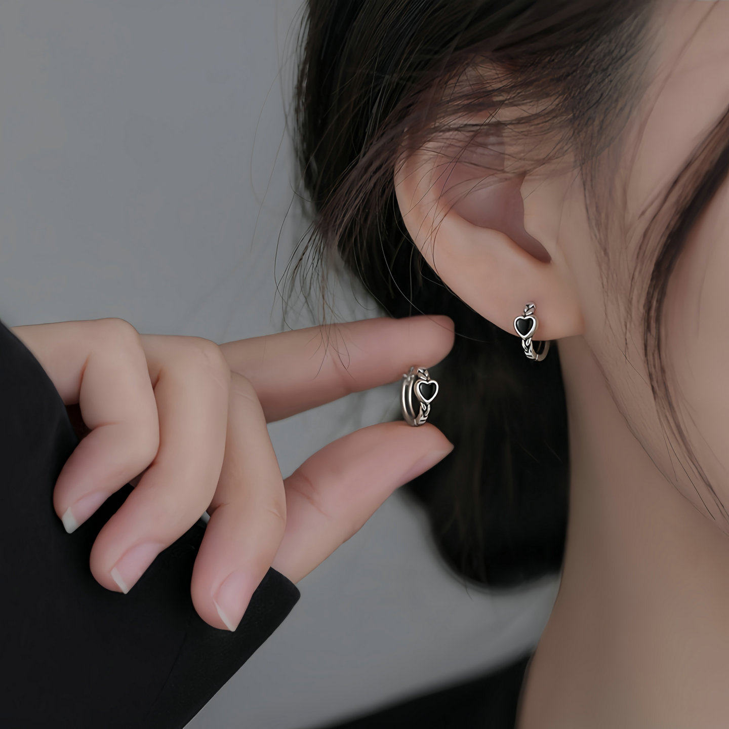 菲菲珠宝黑色爱心耳圈女小众设计耳环日常通勤休闲百搭个性耳饰潮