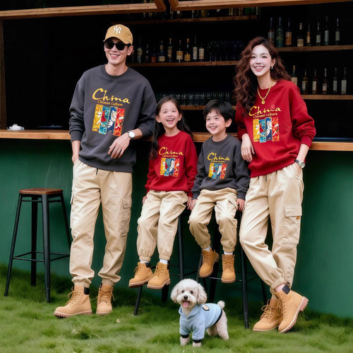 新年亲子装国风秋冬新款一家三口四口2026马年红色旅游全家福卫衣