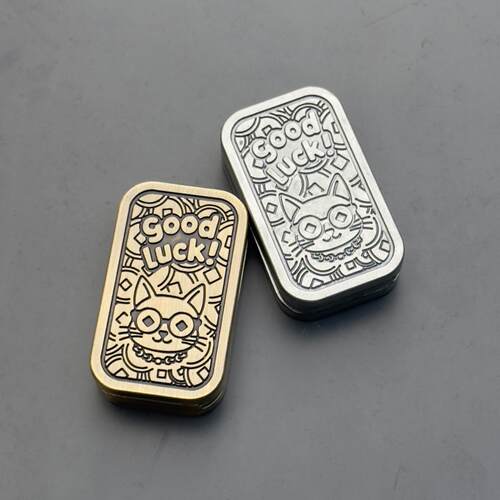 招财猫热卖EDC解压玩具金属推牌