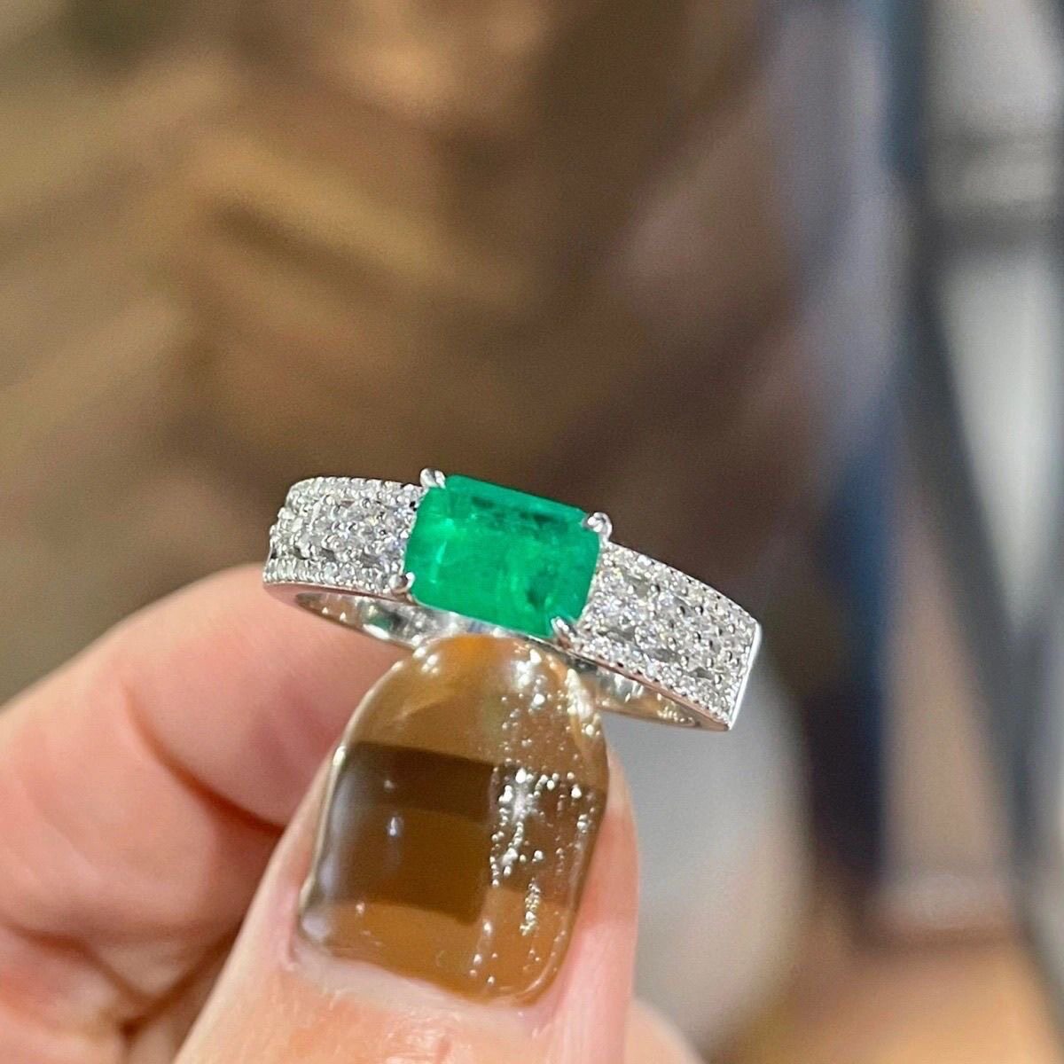 天然祖母绿戒指镶工精致裸石个头饱满水头足颜色高端定制