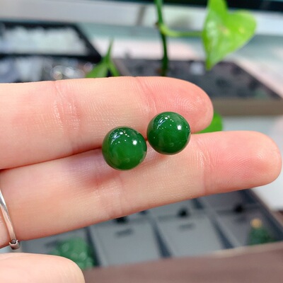 天然俄罗斯碧玉圆珠耳钉颜极色美色润泽透戴尺寸约：9.5mm左右！