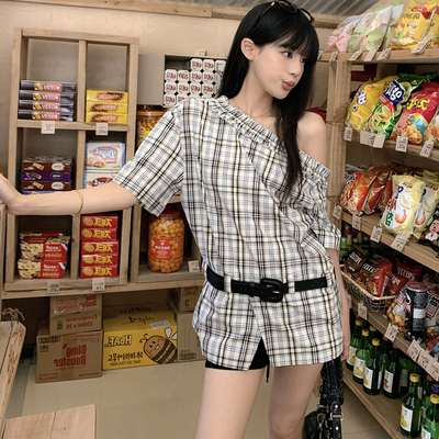 【现货】不规则斜肩木耳边格子衬衫女别致设计感显瘦露肩上衣