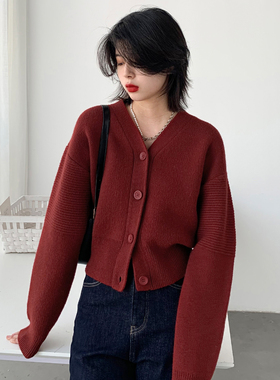 CV大码女装 年会新年酒红简约气质短款V领毛针织开衫女2025冬新款