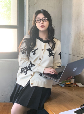 CV大码女装 冬季新款圆领撞色刺绣小狗提花针织开衫软糯毛衣胖MM