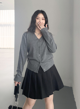 CV大码女装春季新款简约V领贝壳扣羊毛刺绣针织长袖开衫女胖m穿搭